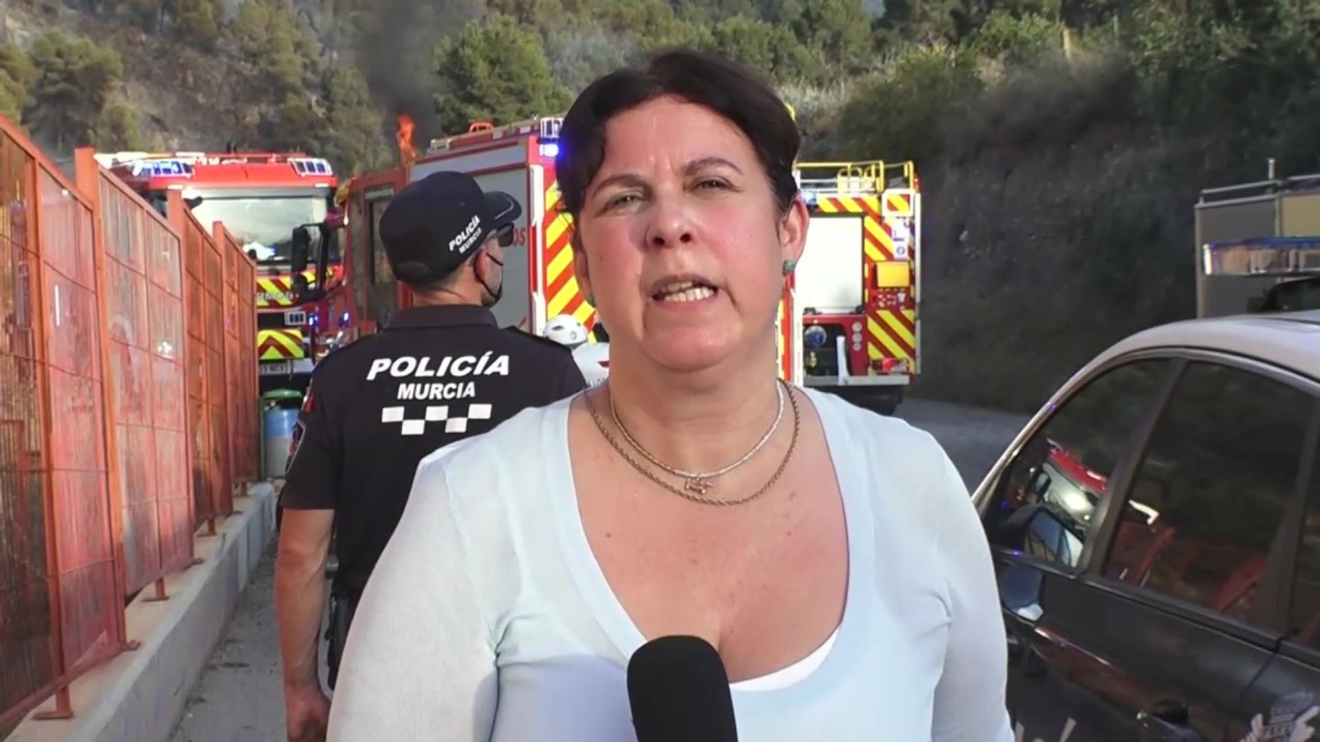 Más de 100 vecinos han tenido que ser desalojados por el incendio de los Garres