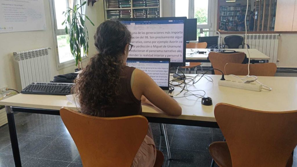 Dos alumnos con discapacidad visual hacen las pruebas de la PAU en el centro de CRE de la Once en Pontevedra