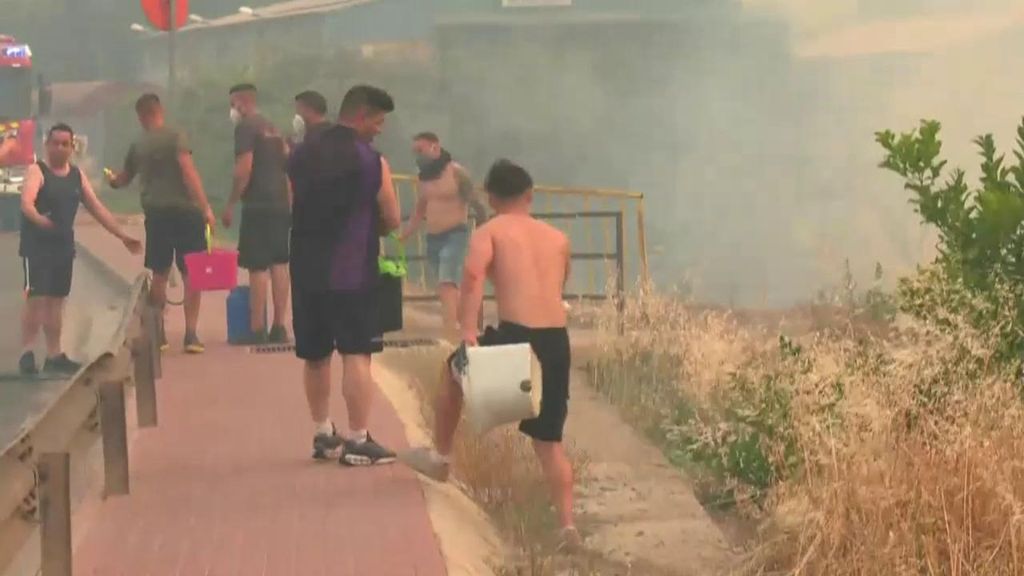 El fuego angustia a los vecinos de San José de la Vega y Beniaján: "Intentan sofocar las llamas con garrafas"