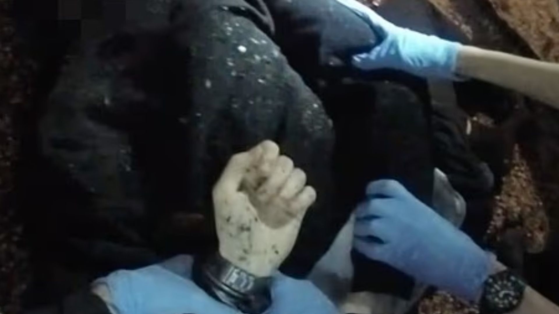 El joven Henry Nowak siendo esposado mientras agonizaba El joven Henry Nowak siendo esposado mientras agonizaba
