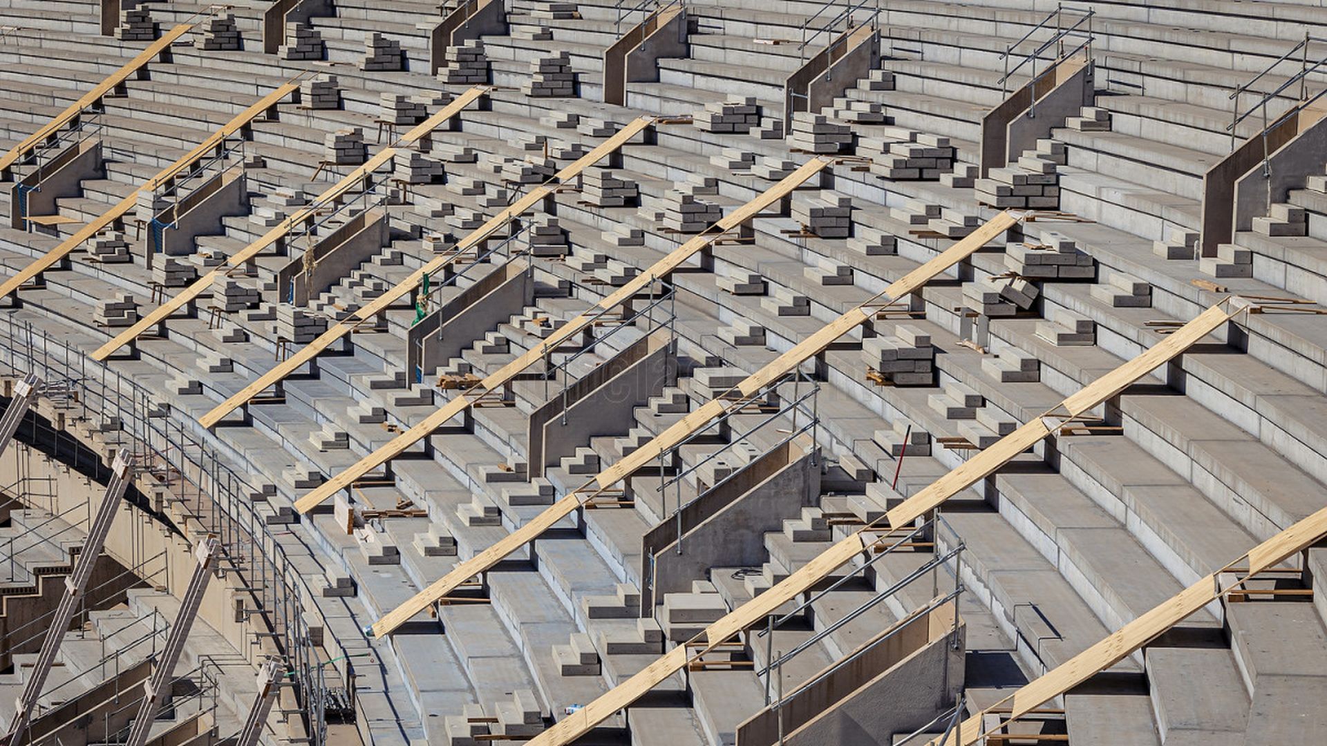 El Nou Mestalla ultima los detalles previos al izado de la gran cubierta y continúa con los trabajos de las zonas exteriores e interiores