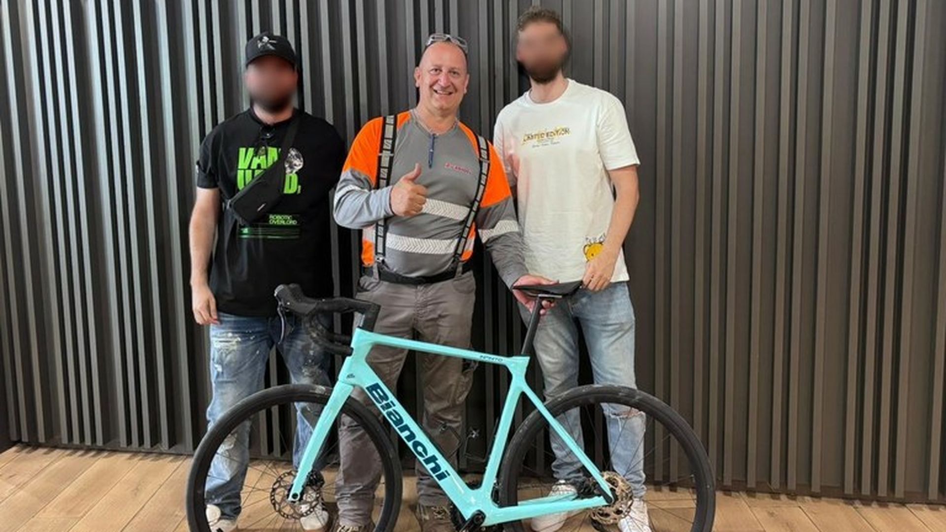 El propietario con la bicicleta valorada en 2.250 euros