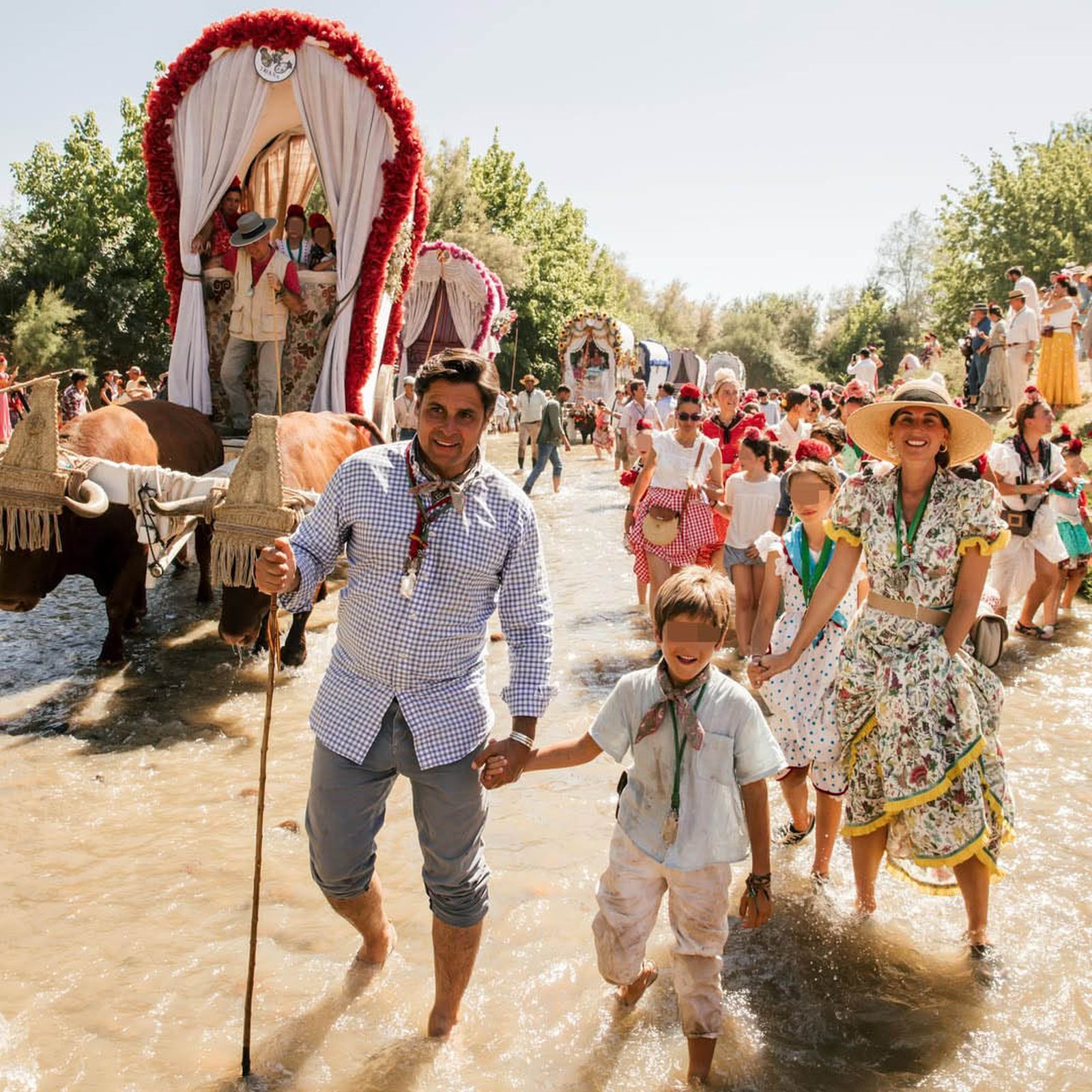 Fran Rivera y Lourdes Montes, haciendo la romería de El Rocío con sus hijos Curro y Carmen
