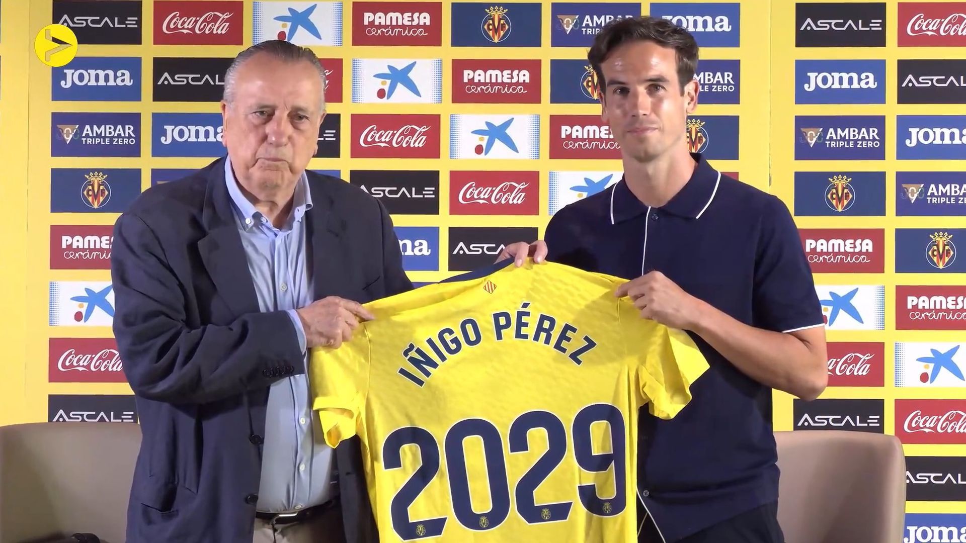 Iñigo Pérez posa como nuevo entrenador del Villarreal