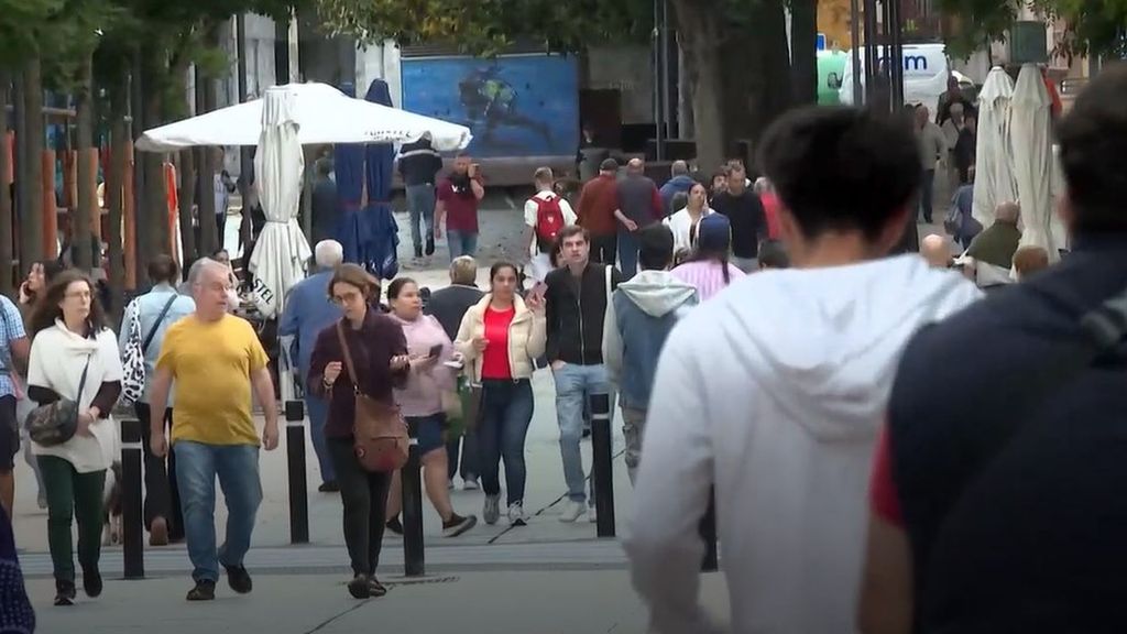 La alegría de jóvenes y migrantes tras encontrar trabajo en mayo antes del inicio de la jornada de verano: "Estoy indefinido y a jornada completa"