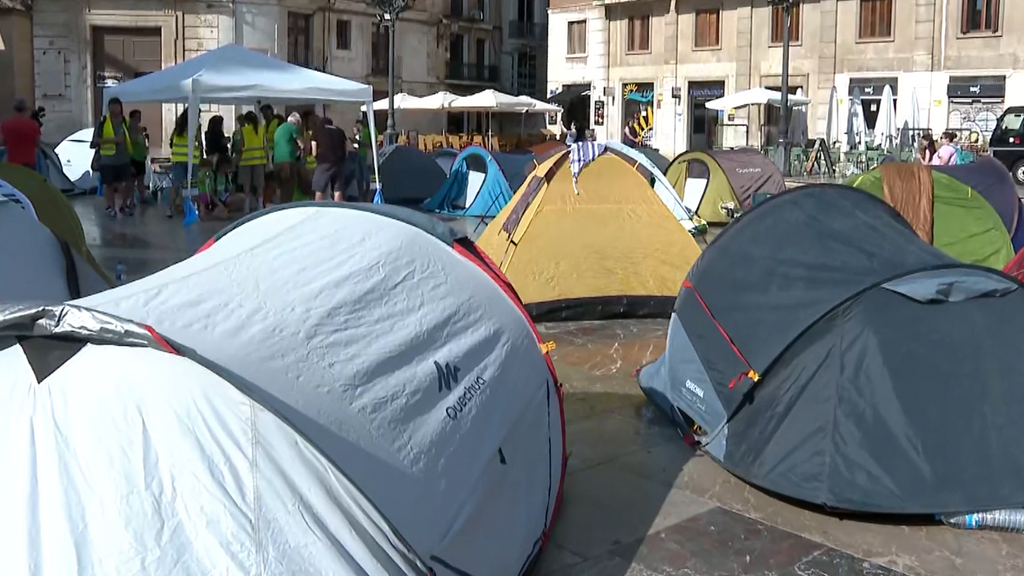 La huelga de los profesores se recrudece en Valencia: 200 docentes inician una acampada indefinida en la Plaza de la Virgen