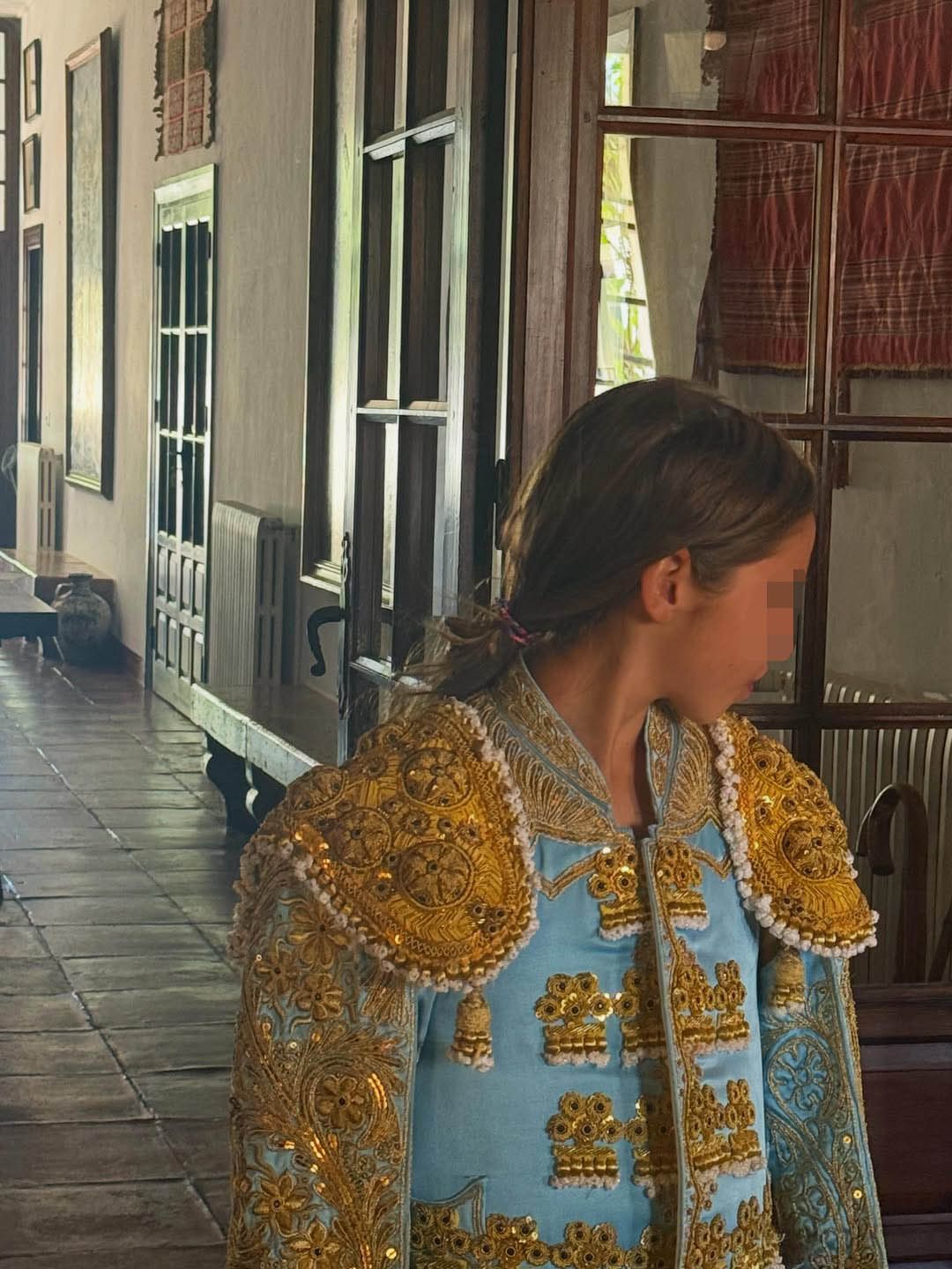 La tierna imagen de Carmen Rivera Montes, la hija de Fran y Lourdes, vestida de torero como su padre