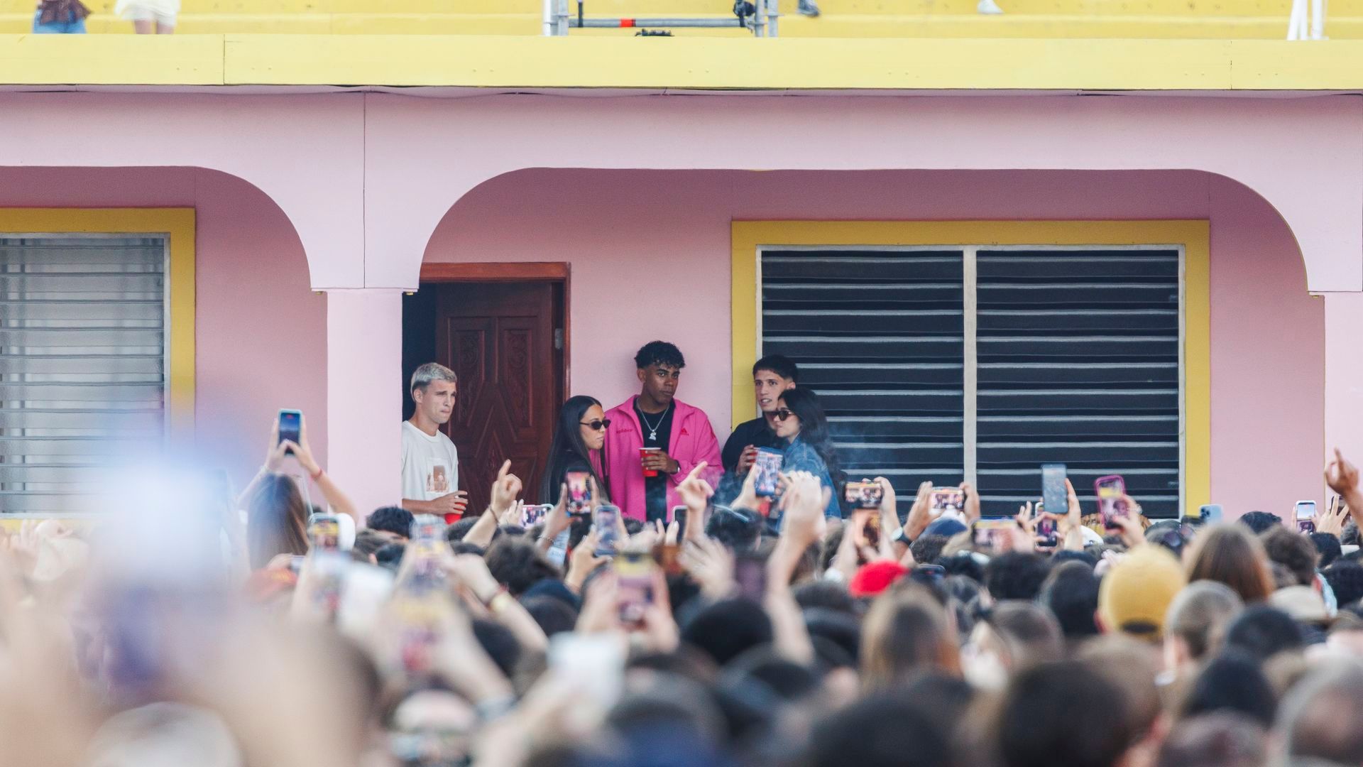 Lamine Yamal y su novia, en 'La Casita' de Bad Bunny