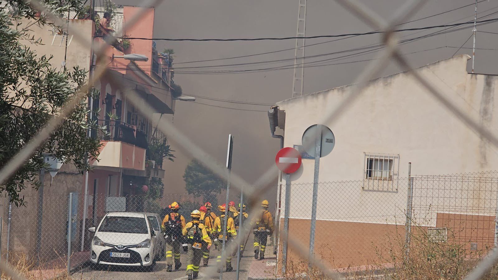 Los bomberos actúan contra el fuego en el incendio de Garres y Lages