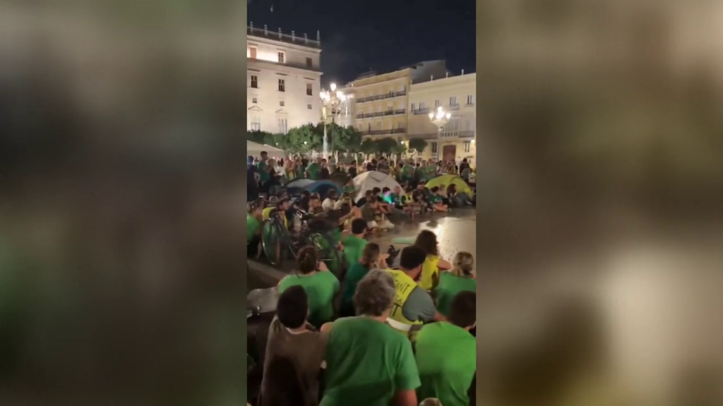 Los profesores de Valencia dan "un paso adelante" en sus protestas con una acampada indefinida secundada por más de 200 docentes junto a la Generalitat
