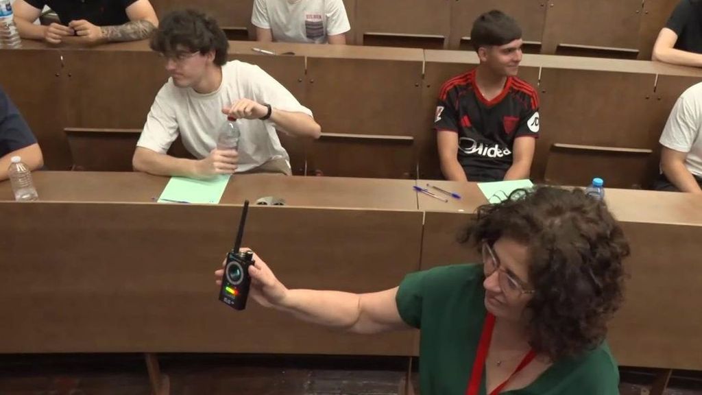 Medidas para evitar el fraude en la PAU: "Todos los años hemos tenido que expulsar a alumnos del aula"