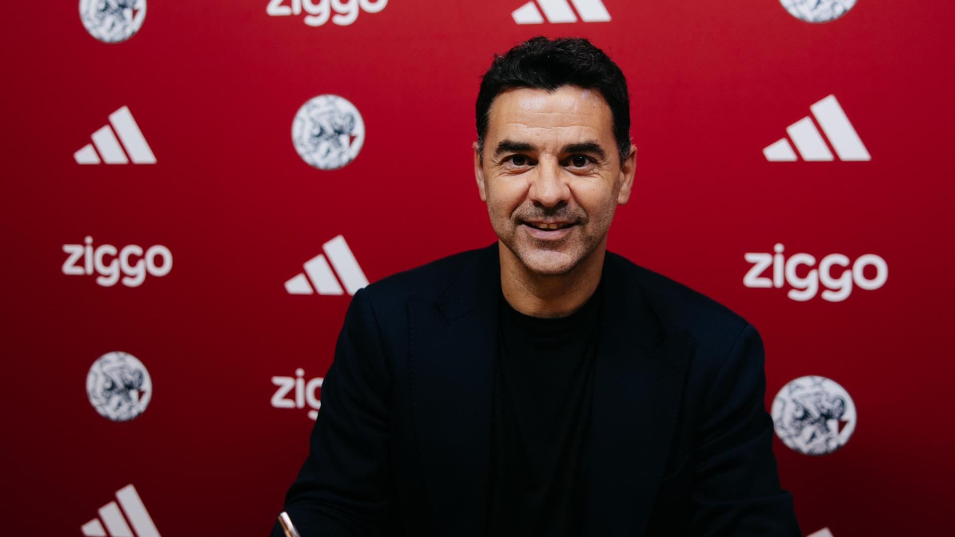 Míchel Sánchez firma como nuevo entrenador del Ajax Míchel Sánchez firma como nuevo entrenador del Ajax