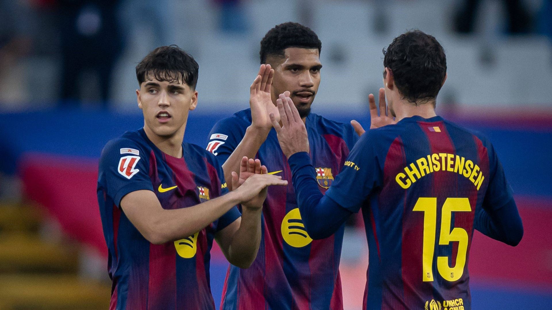 Pau Cubarsí, Ronald Araújo y Andreas Christensen, jugadores del FC Barcelona