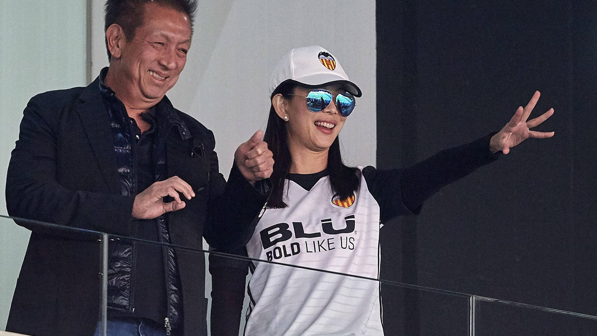 Peter Lim junto a su mujer, Cherie Lim, en Mestalla Peter Lim junto a su mujer, Cherie Lim, en Mestalla