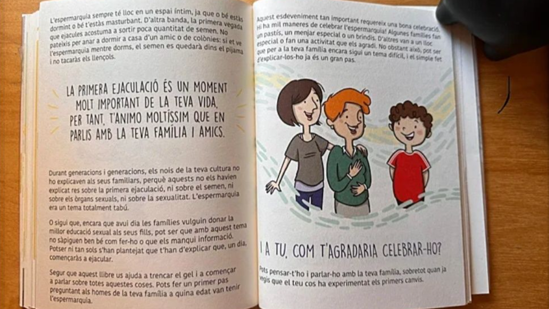 Polémica por 'El semen mola', un libro infantil que está en las bibliotecas de Cataluña: "Pega una foto de tu primera eyaculación" Polémica por 'El semen mola', un libro infantil que está en las bibliotecas de Cataluña: "Pega una foto de tu primera eyaculación"