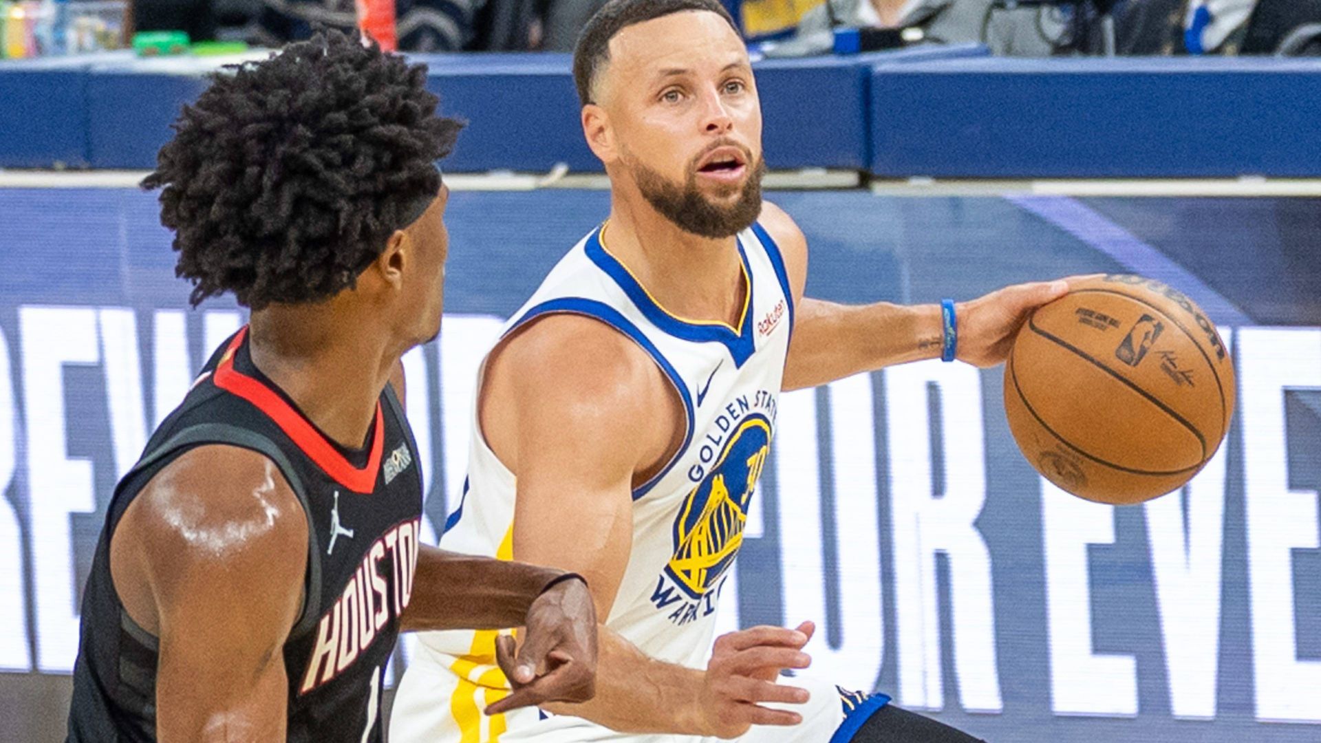 Stephen Curry durante un partido de esta temporada