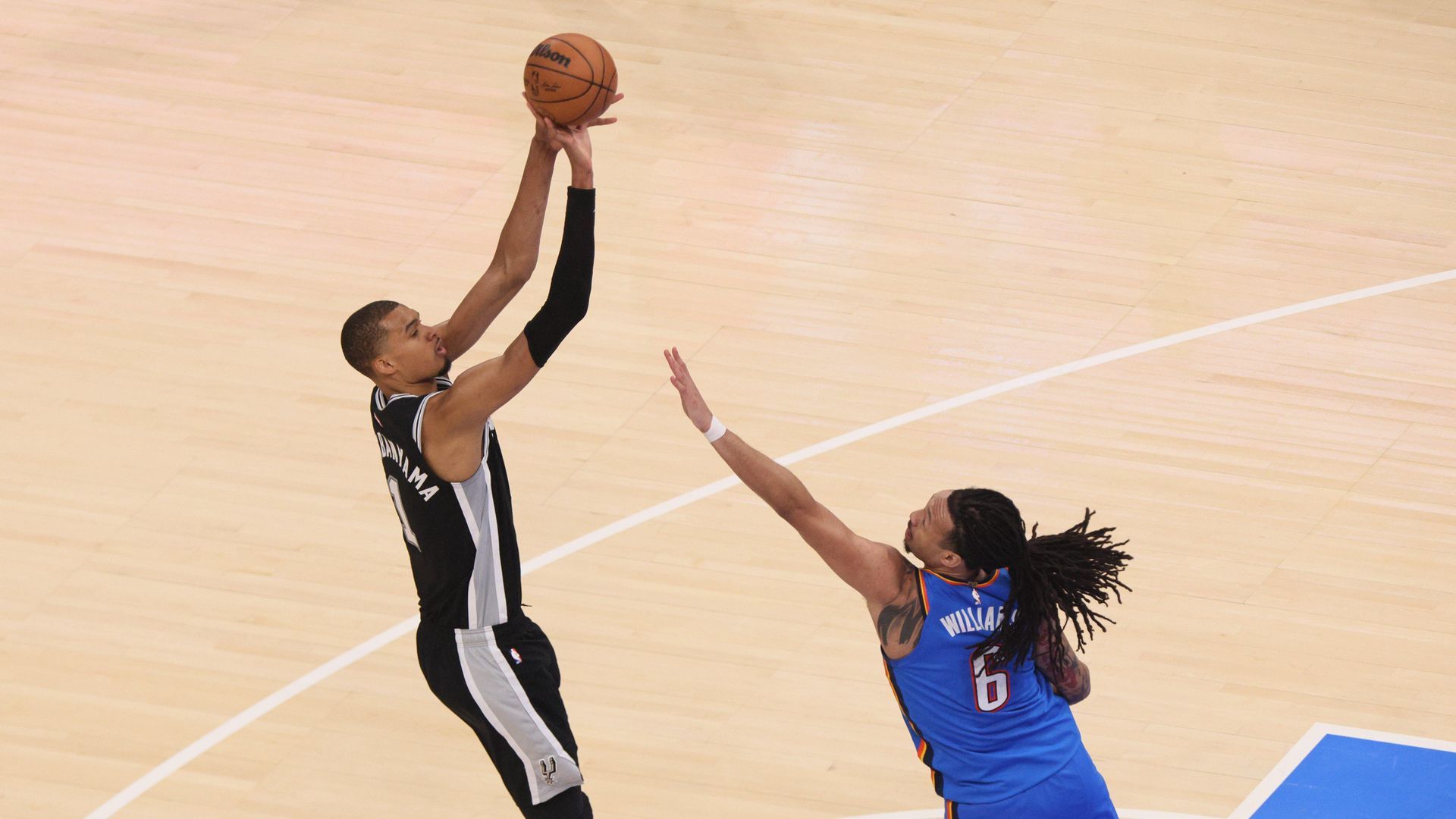 Victor Wembanyama durante un partido de los Spurs frente a los Thunder
