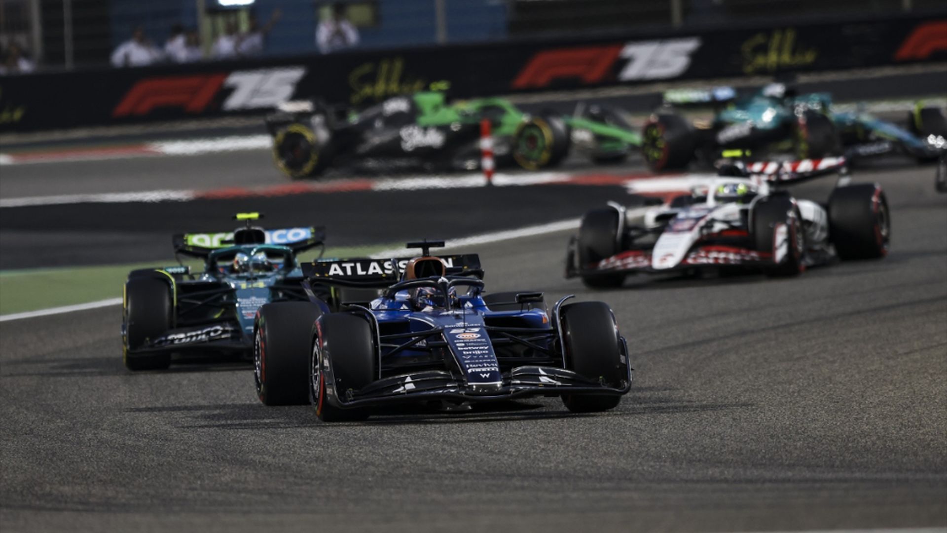Alex Albon y Fernando Alonso, durante el 2025