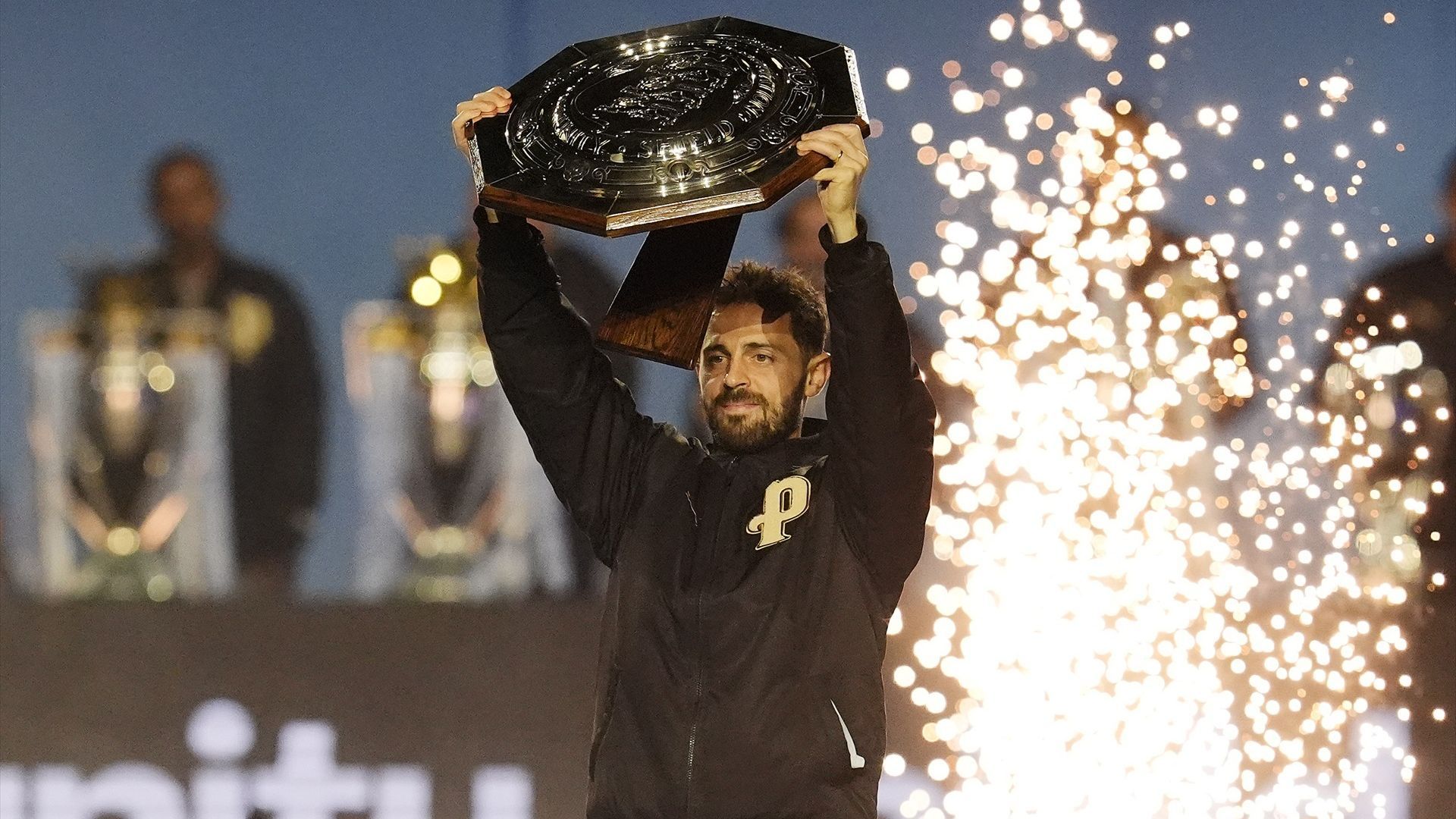Bernardo Silva levanta su último título con el Manchester City Bernardo Silva levanta su último título con el Manchester City