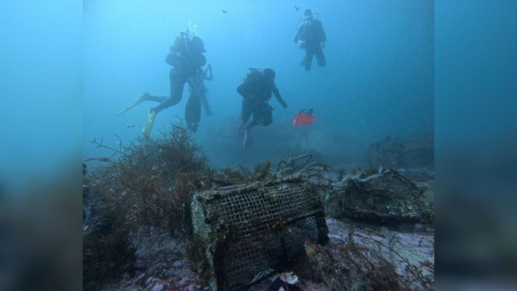 Buceadores del club de buceo Rias baixas recuperan "redes fantasma" en la ria de Aldán