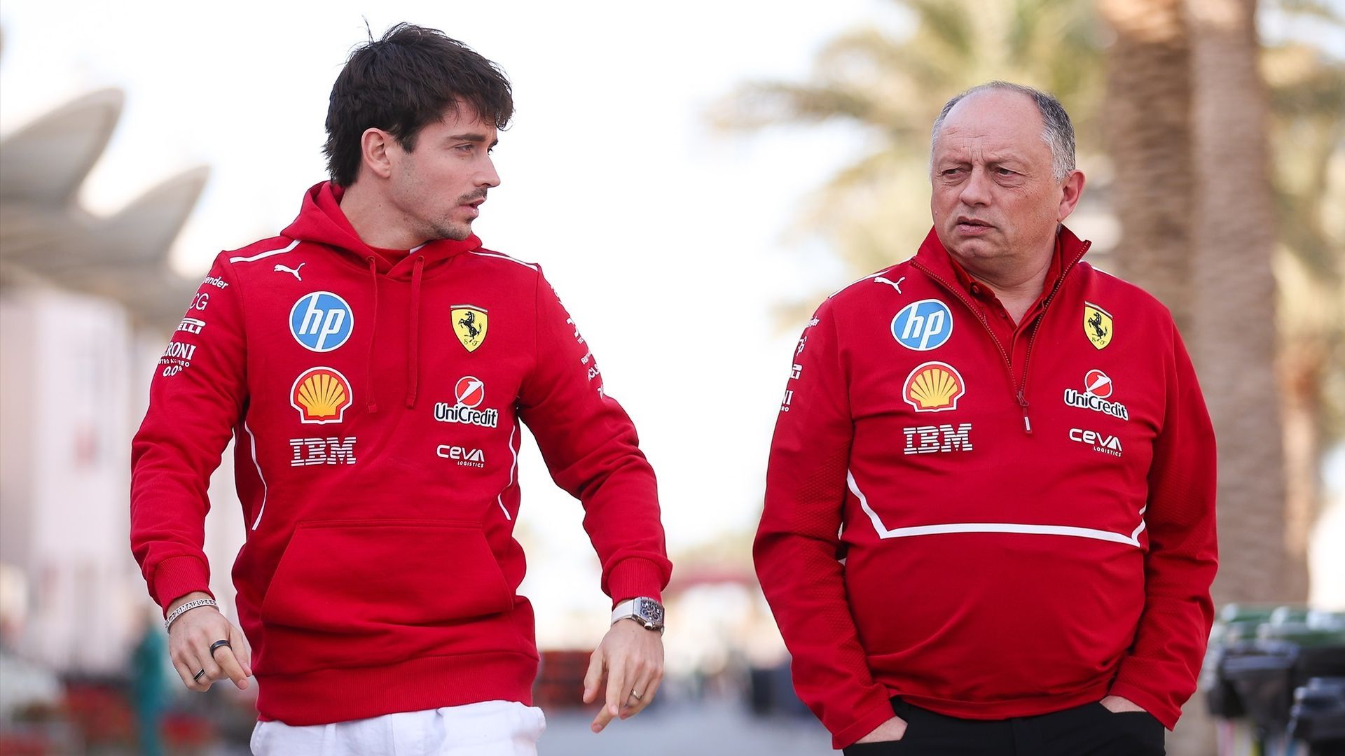 Charles Leclerc y Fred Vasseur en el paddock del Gran Premio de Bahréin
