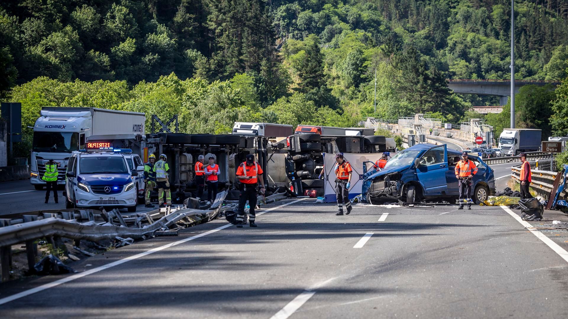 Cinco policías muertos en un accidente al chocar un camión y una furgoneta en Elgoibar, Guipuzcóa