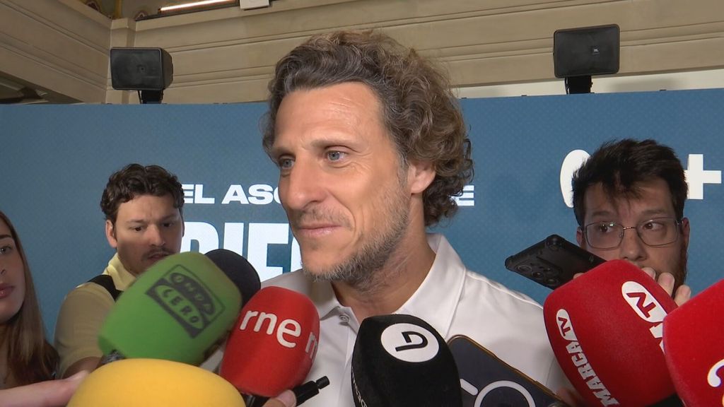 Diego Forlán y su gol al Liverpool