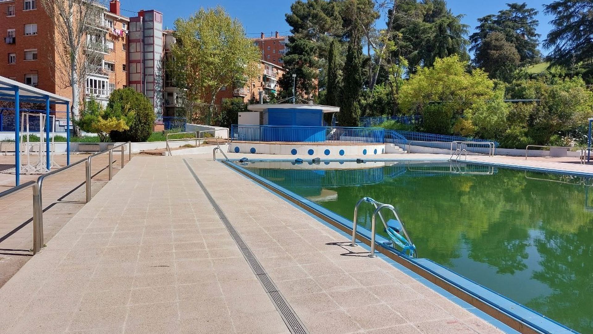 Dos menores, de 14 y 13 años, agreden sexualmente a tres niñas en una piscina municipal de Vallecas: uno de ellos fue detenido