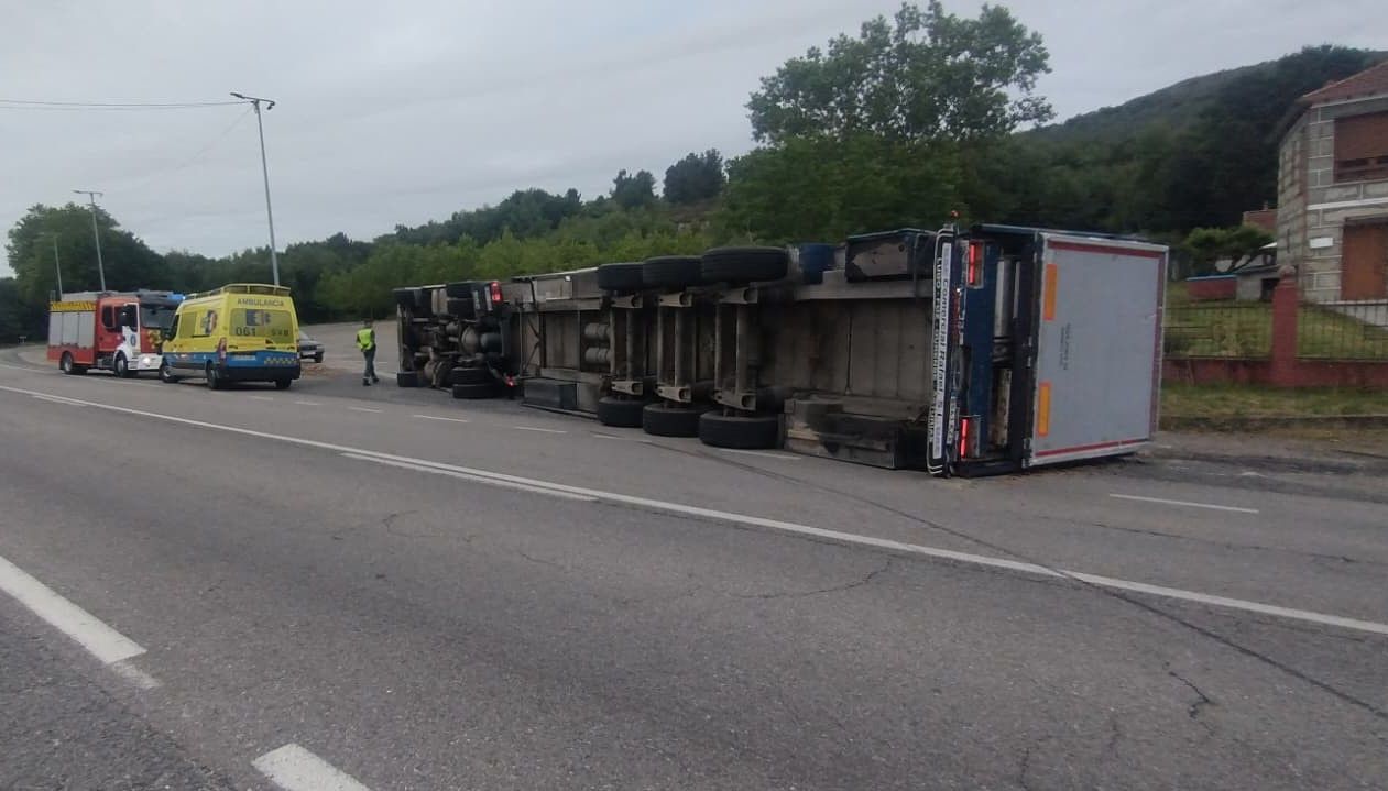 El camión volcó cuando estaba realizando una maniobra para cambiar de sentido