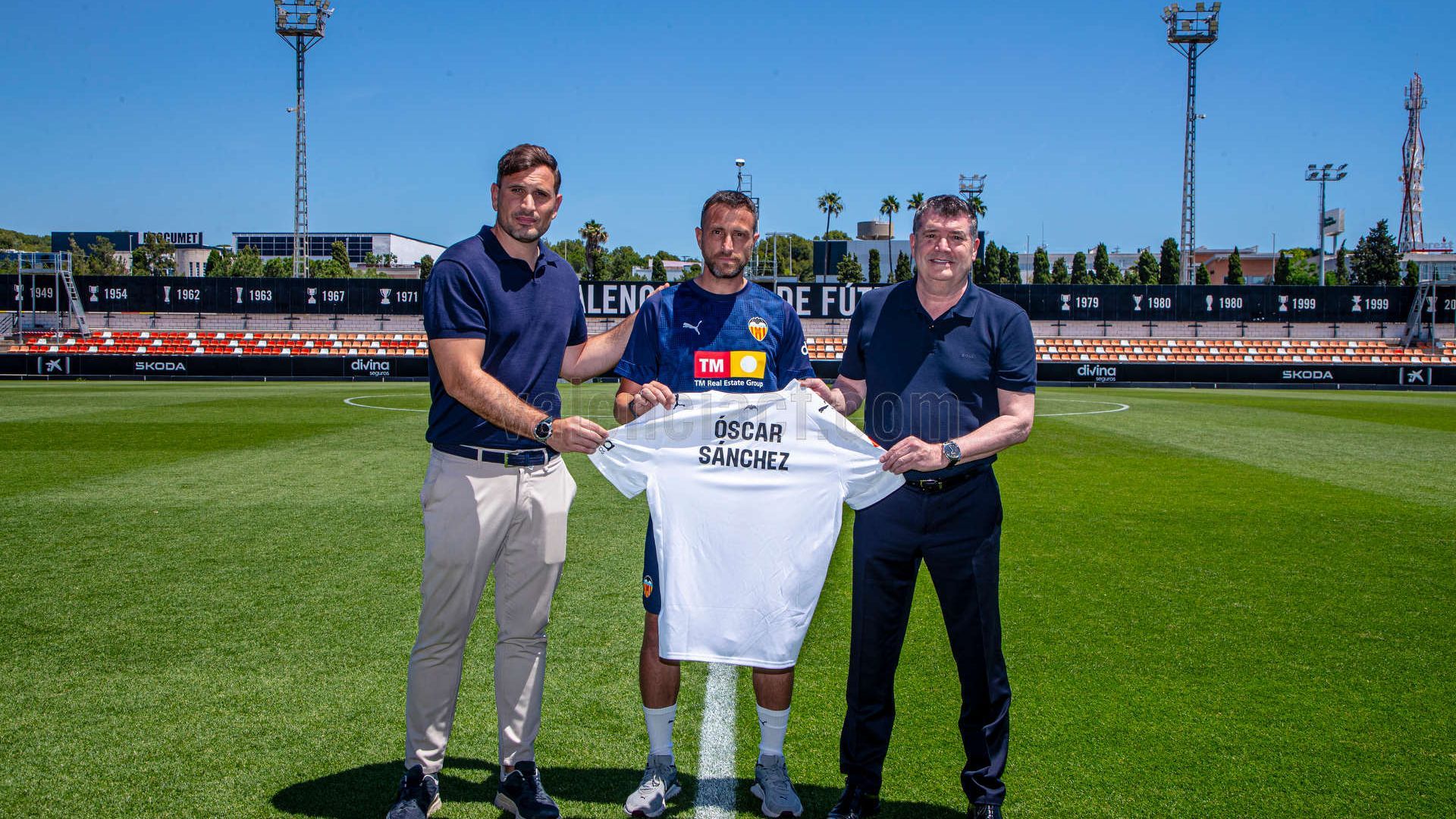 El Valencia CF premia a Óscar Sánchez tras salvar al VCF Mestalla