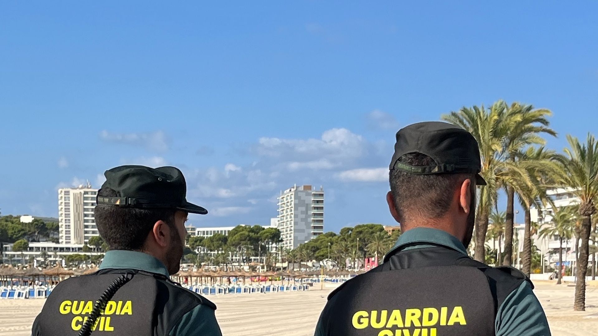 EuropaPress_7477074_dos_guardias_civiles_patrullan_playas_calvia EuropaPress_7477074_dos_guardias_civiles_patrullan_playas_calvia