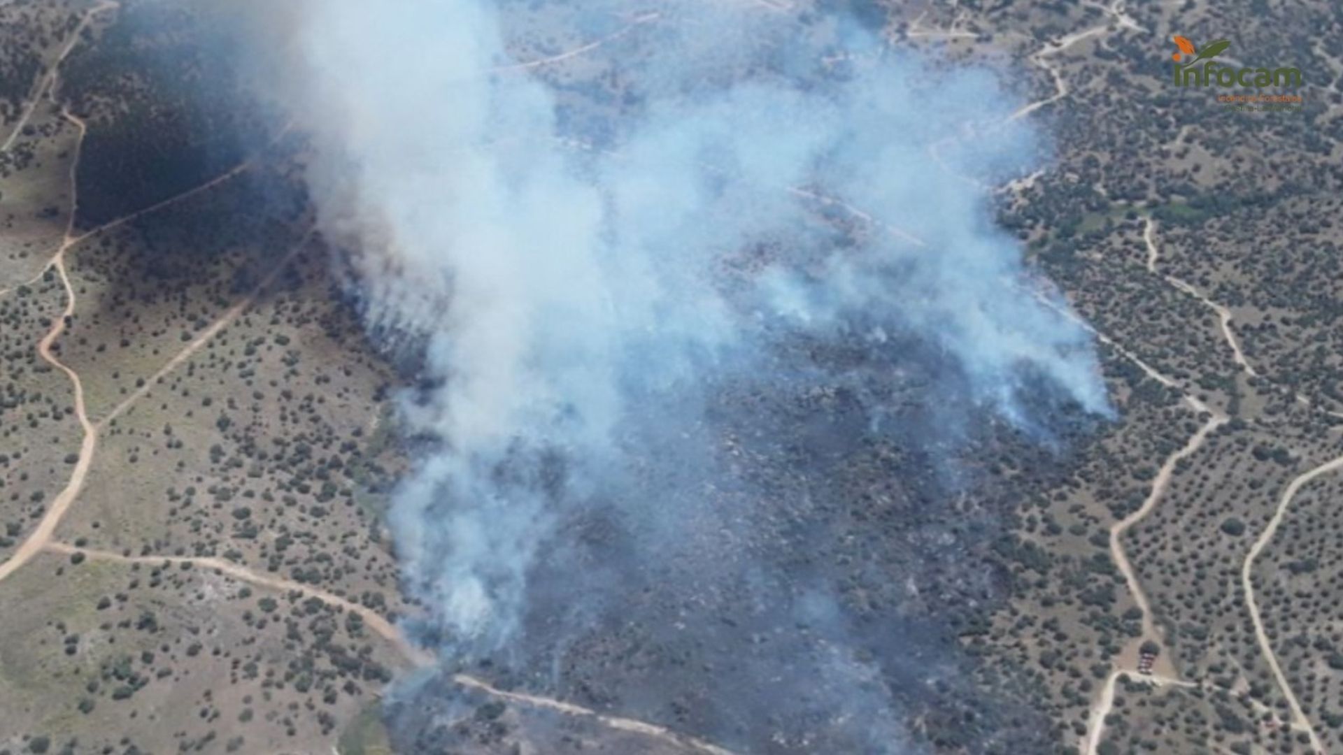 EuropaPress_7569057_medios_aereos_terrestres_trabajan_fuego_academia_infanteria_toledo_llega
