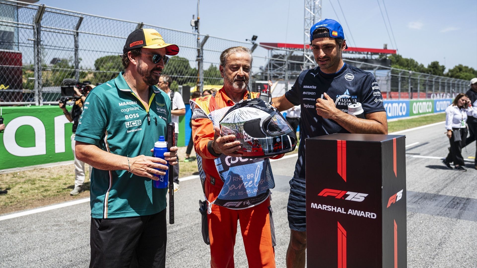 Fernando Alonso y Carlos Sainz en la parrilla del Gran Premio de Cataluña del año pasado
