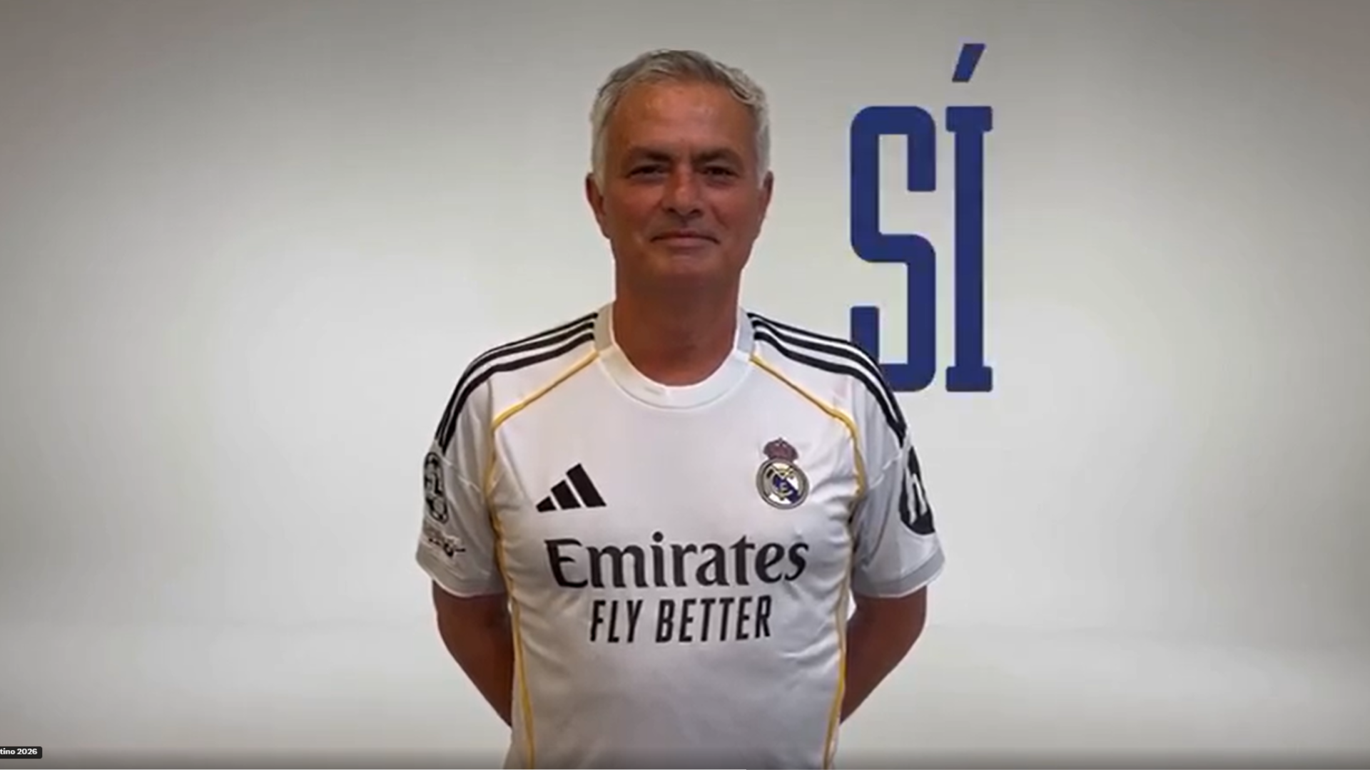 José Mourinho posa con la camiseta del Real Madrid José Mourinho posa con la camiseta del Real Madrid