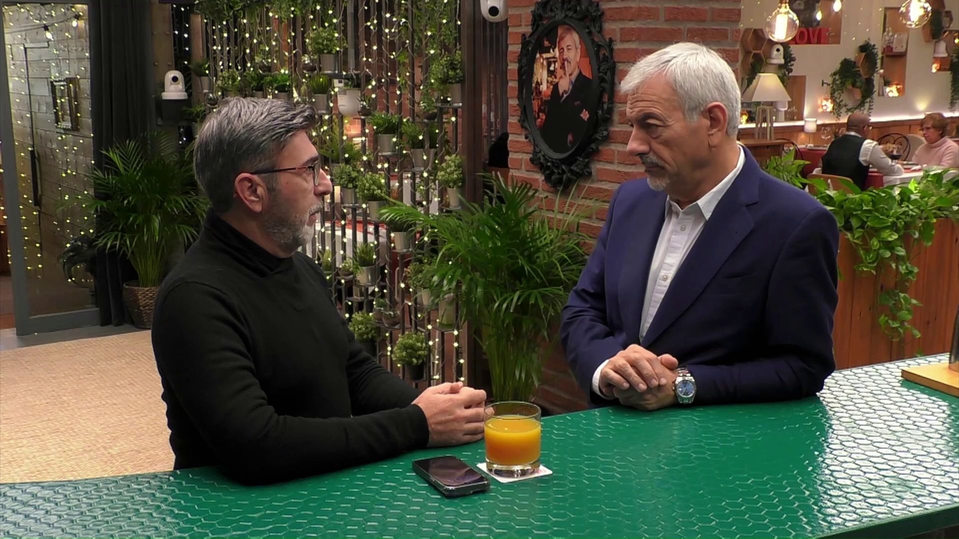 José se sincera con Carlos Sobera sobre el impacto de su prótesis capilar en su vida amorosa