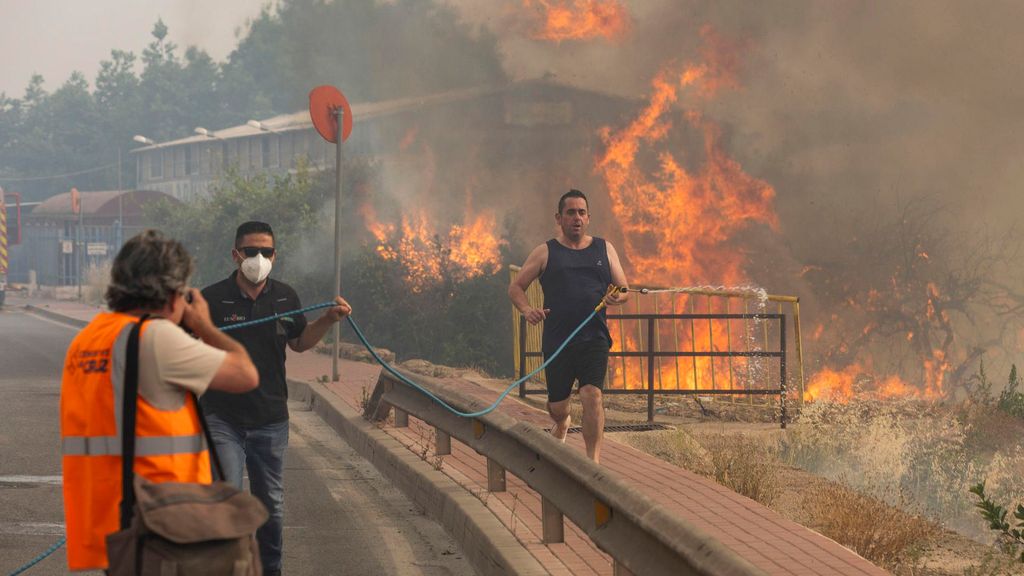 La angustia y el temor de los vecinos ante el avance del incendio de Los Garres: "En cuestión de dos minutos nos hemos encontrado el fuego encima”