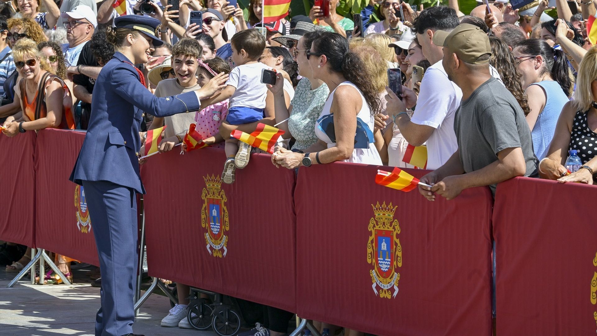 La princesa Leonor, saludando a los ciudadanos durante tras ser condecorada en Murcia