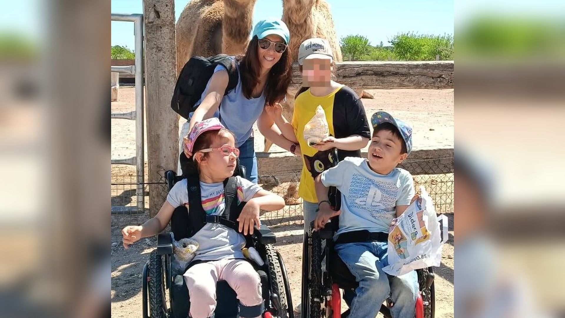 La queja de una madre con dos niños con parálisis cerebral porque no los puede llevar a la playa
