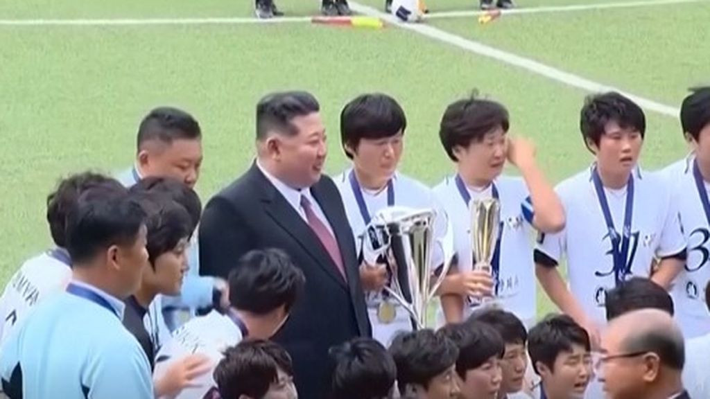 Las campeonas del fútbol de Corea del Norte rompen a llorar al conocer a Kim Jong Un