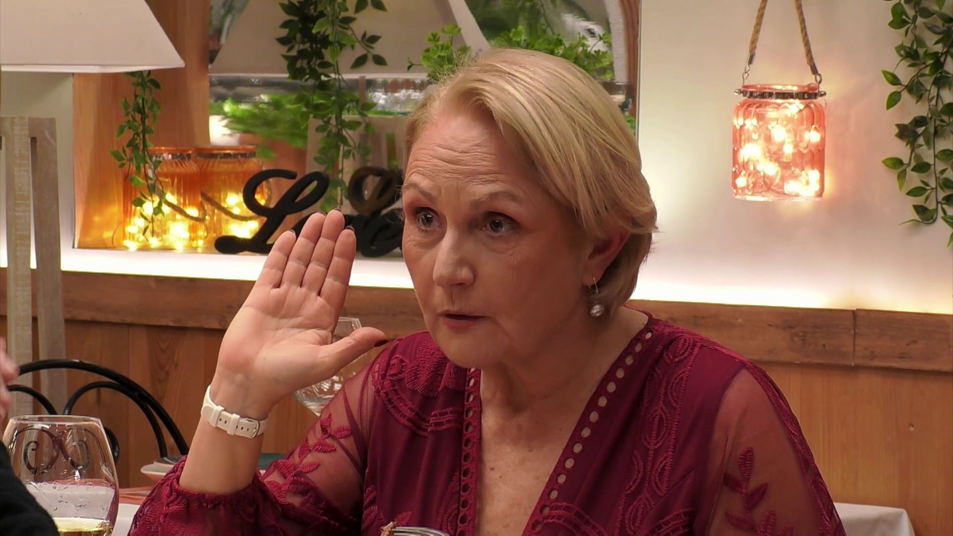 Marga confiesa a José que tiene un amigo especial
