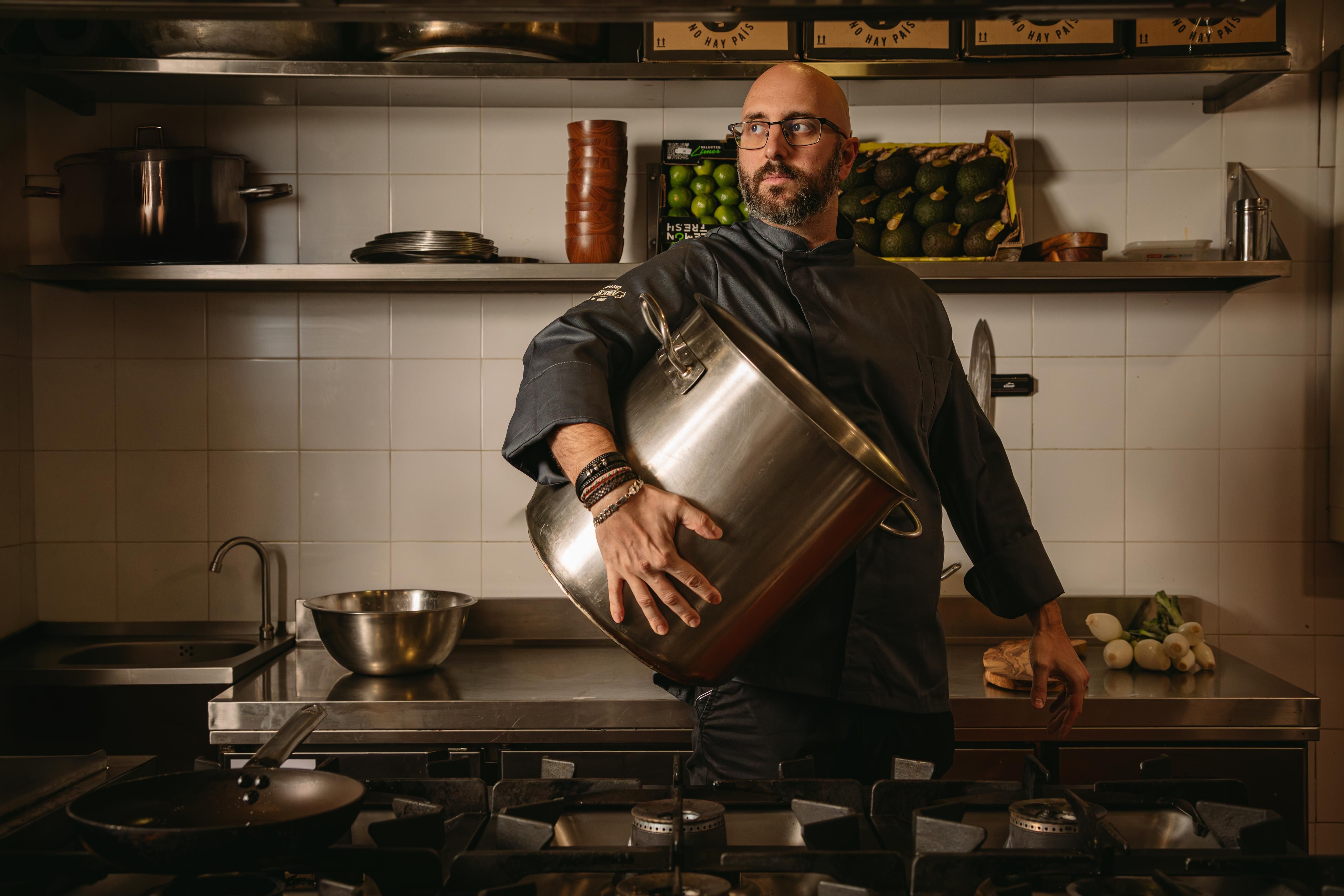 Julián Barros antes de arrancar con el servicio en uno de los templos taqueros de Madrid