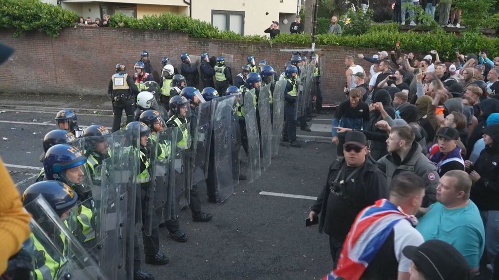 Nigel Farage, líder de Reform UK, incita las manifestaciones racistas por la muerte de Henry Nowak en Southampton, Reino Unido