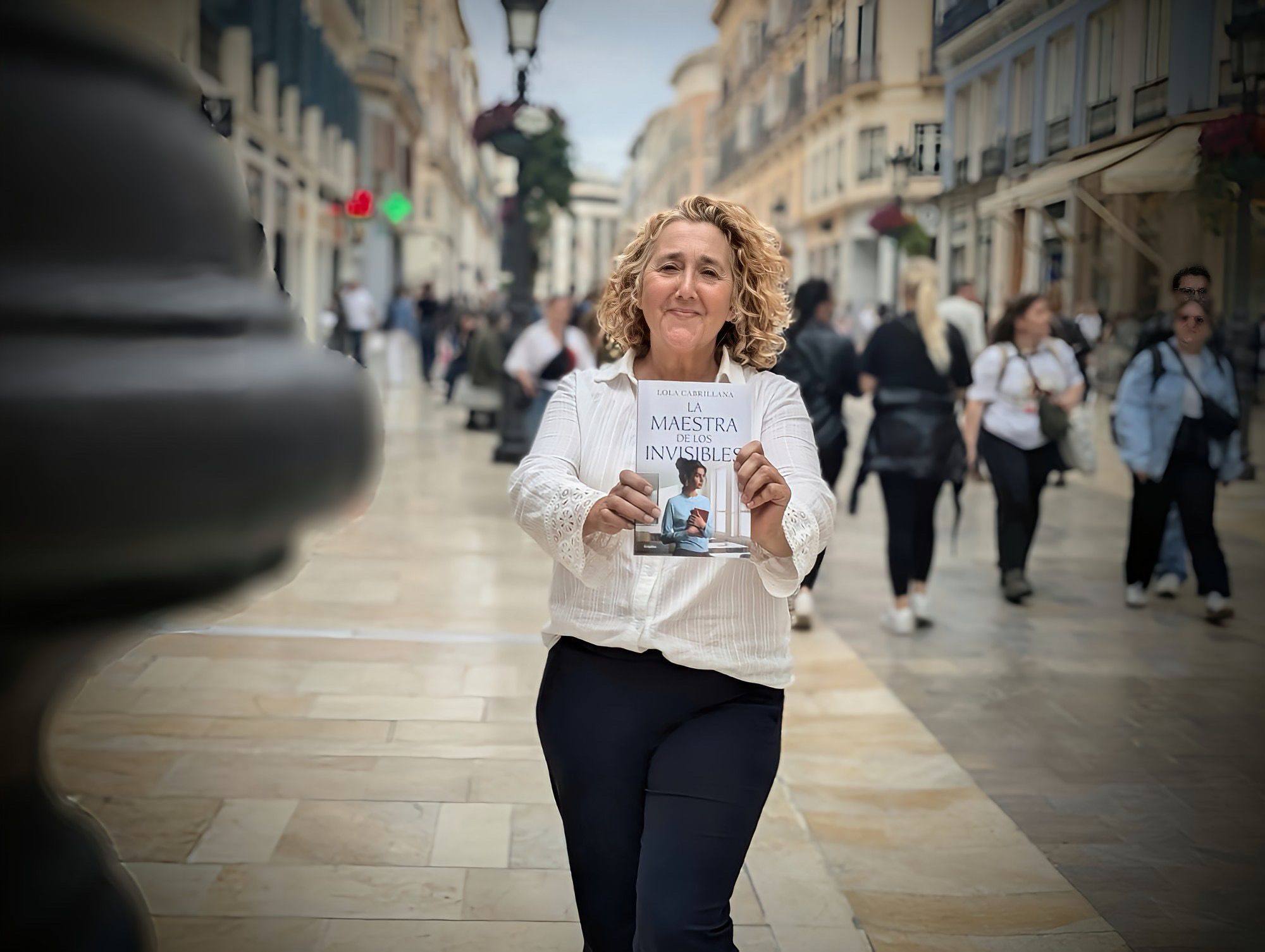 Posando con uno de sus libros en la calle Larios de Málaga