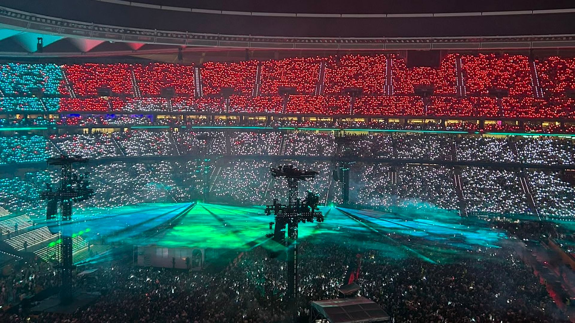 Se iluminan las gradas con la bandera de Puerto Rico durante el concierto