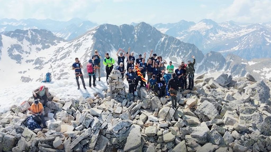 16 pacientes con enfermedades reumáticas coronaron con éxito la cima del pico Punta Alta de Comalesbienes