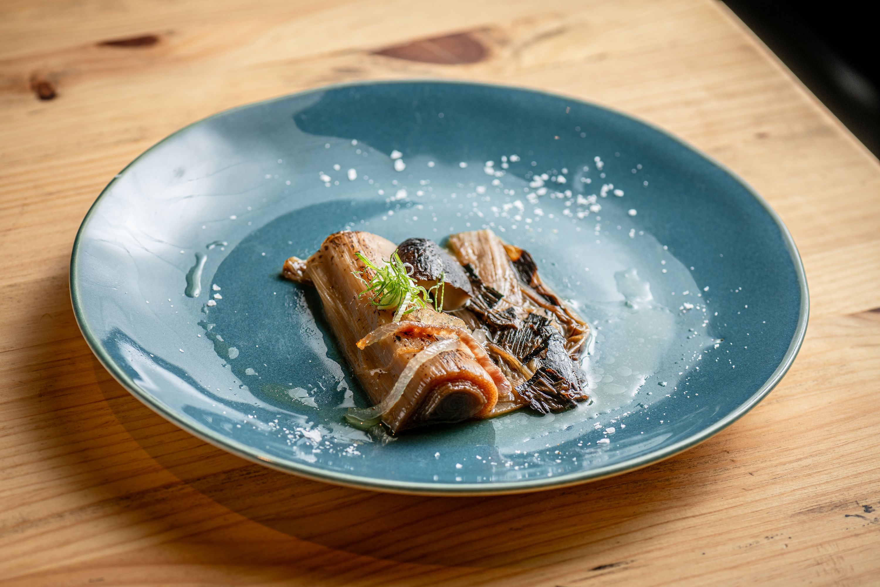Puerro quemado escabechado con shiitake