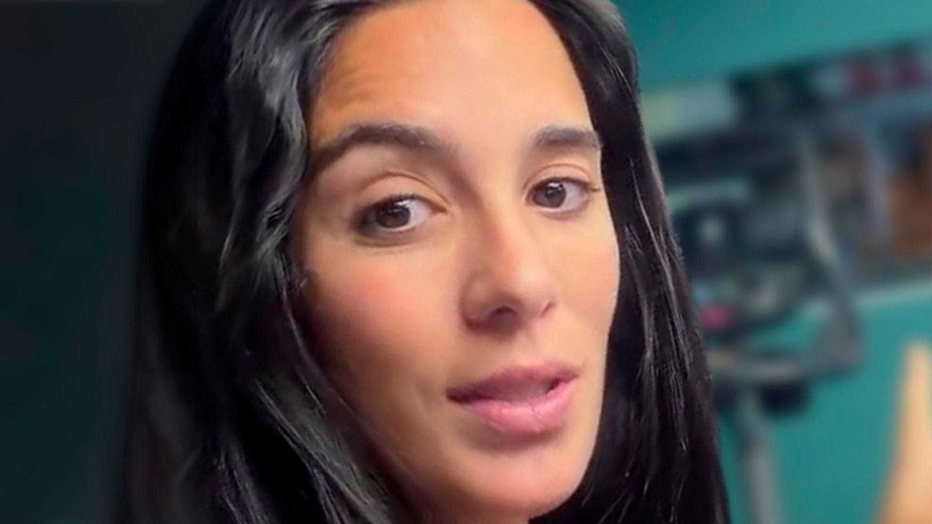 Claudia Martínez, embarazada de 26 semanas, recibe los resultados de sus pruebas médicas