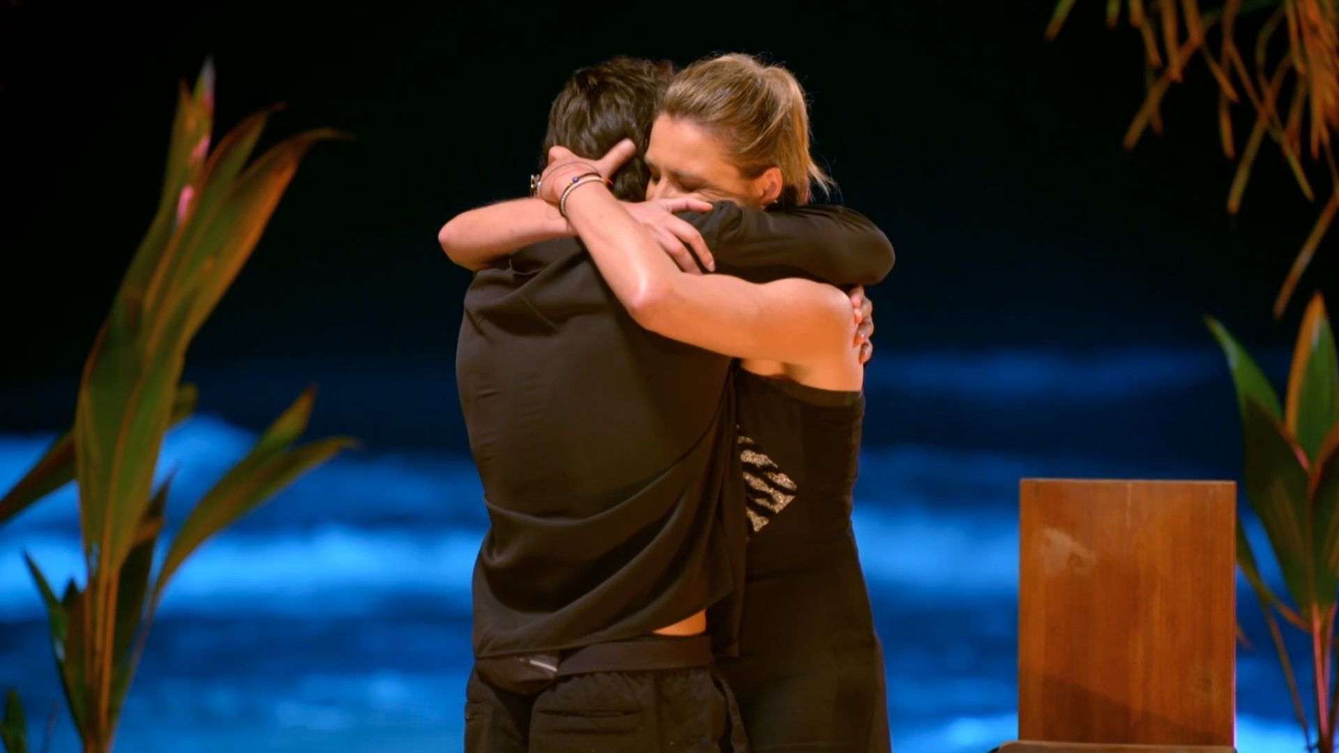 El abrazo de Sandra Barneda a un Lucas roto en la hoguera: “Piensa en ti”