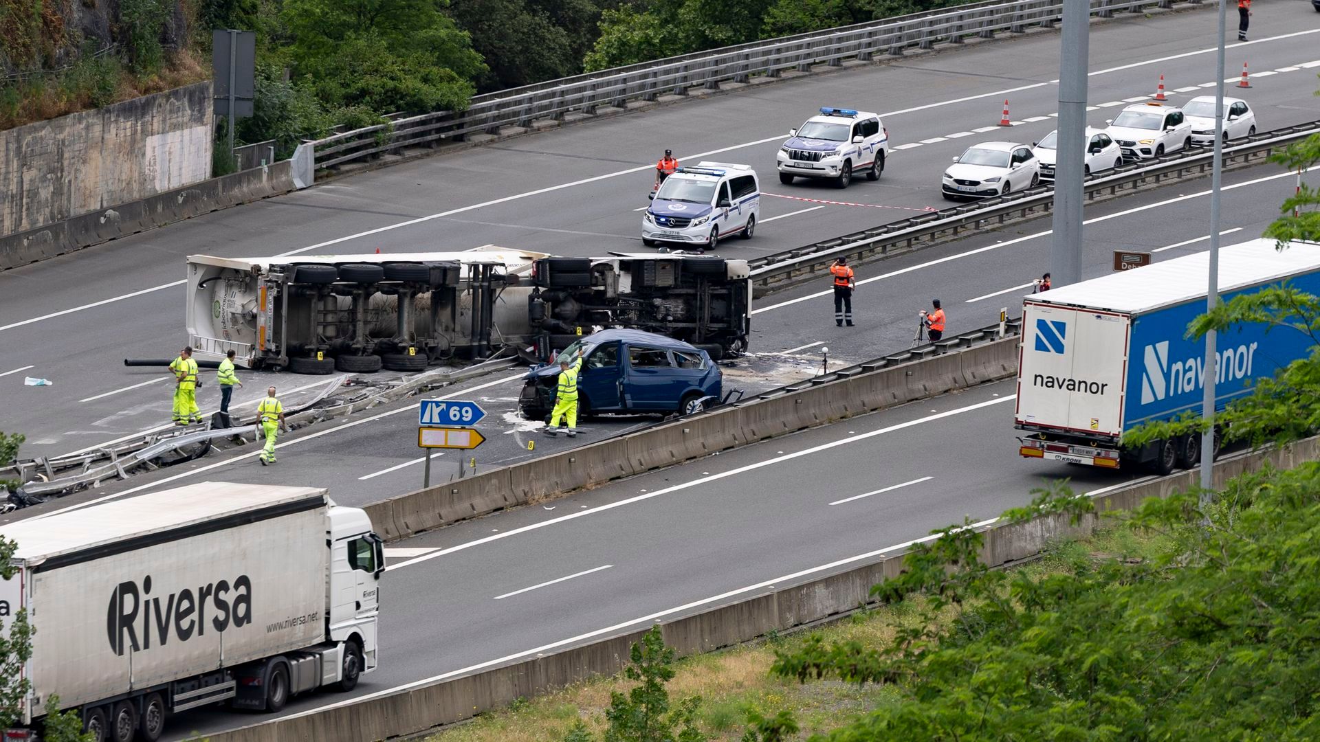 El camión cisterna implicado en el accidente en Elgoibar, en Guipúzcoa
