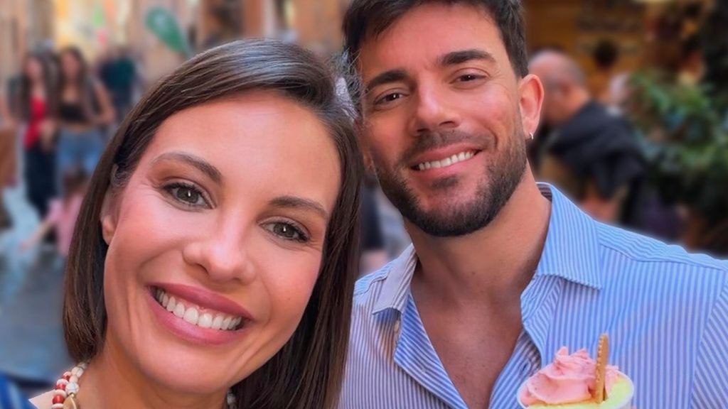 Jessica Bueno y su novio posan juntos en su primer photocall